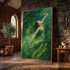 Puede incluir: Una impresión de arte mural rectangular enmarcada que presenta una pintura al óleo de una figura con un vestido verde fluido sumergida en agua verde arremolinada. La figura tiene un brazo extendido hacia la superficie, con cabello oscuro flotando.