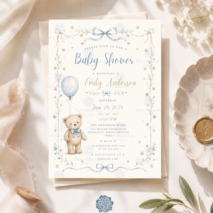 Puede incluir: Una tarjeta de invitación rectangular para baby shower con una paleta de colores azul claro y dorado. El diseño incluye una ilustración central de un oso de peluche sosteniendo un globo azul, rodeado por un borde floral con lazos y estrellas. El texto incluye "Please join us for a Baby Shower," "Emily Anderson," "Saturday June 28, 2025," y detalles del evento.