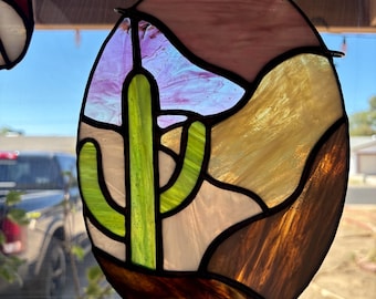 Arte en vidrieras con temática de atardecer de cactus