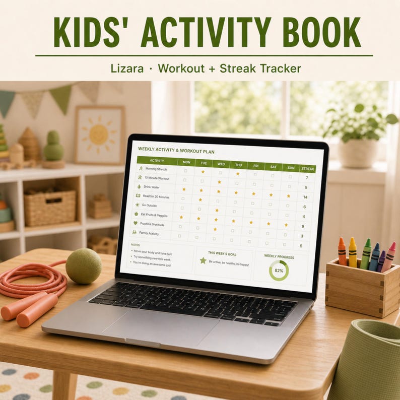 Op de afbeelding: Een laptop met een wekelijks activiteiten- en workoutplan voor kinderen. Het scherm toont een tabel met dagelijkse taken en een voortgangstracker. De tekst "KIDS' ACTIVITY BOOK" staat bovenaan. Een springtouw, een groene bal en kleurpotloden liggen op de tafel.