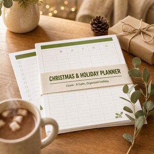 以下が含まれることがあります： CHRISTMAS & HOLIDAY PLANNER by Lizara A Calm, Organized Holidayと書かれた白い紙の束。プランナーには緑色のヘッダー、ギフト、人、お金、買い物、チェックマークのアイコンが付いたグリッドレイアウト、ヒイラギのイラストが描かれています。