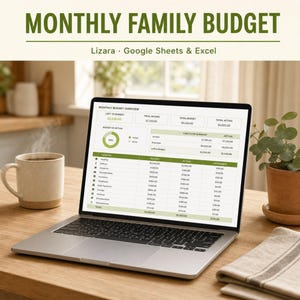 K&ouml;nnte beinhalten: Ein Laptop mit einer "MONATLICHE FAMILIENBUDGET"-Tabelle. Der Bildschirm zeigt Budgetkategorien und Finanzdaten. Eine Tasse Kaffee und eine Pflanze stehen auf dem Holztisch. Der Text "Lizara Google Sheets & Excel" ist sichtbar.