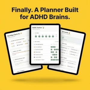 Pode incluir: Três tablets exibindo uma interface de planejador com o texto "Finally. A Planner Built for ADHD Brains." As telas mostram rastreadores de hábitos, check-ins matinais e seções de recompensas. O fundo é amarelo sólido.