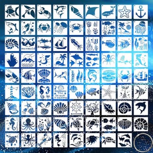 Könnte beinhalten: Eine Sammlung quadratischer Schablonen mit blauen nautischen und maritimen Motiven, darunter Fische, Haie, Krabben, Meerjungfrauen, Muscheln, Anker und Schiffe. Jede Schablone hat ein kleines Loch zur Aufbewahrung am beiliegenden Metallring.