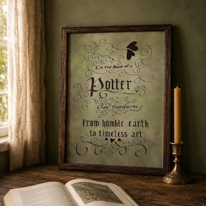 Può includere: Una stampa incorniciata con il testo "In The Hands of a Potter, Clay Transforms from humble earth to timeless art." La stampa è in una cornice di legno scuro, con una candela e un candeliere a destra e un libro aperto in primo piano.