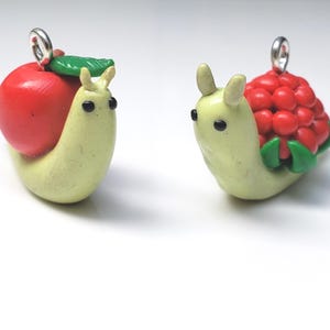 Collier pendentif petits escargots fruits - pomme & framboise - en Pâte polymère fait main