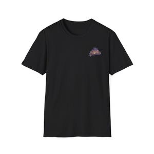 Könnte beinhalten: Ein schwarzes T-Shirt mit kurzen Ärmeln und einer kleinen, farbenfrohen Grafik auf der linken Brustseite. Die Grafik zeigt den Schriftzug "The Princess" in einer stilisierten Schreibschrift mit violetten, goldenen und weißen Akzenten.