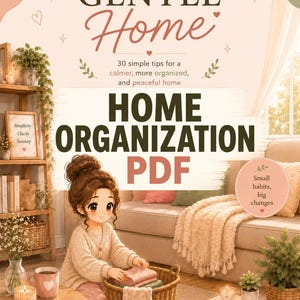 Pode incluir: Ilustração digital de um interior doméstico acolhedor com o texto "GENTLE Home" e "HOME ORGANIZATION PDF". Uma figura de desenho animado dobra roupa. A imagem inclui um sofá, livros, velas e uma cesta. O texto diz "30 dicas simples para uma casa mais calma, organizada e pacífica."