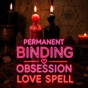 Könnte beinhalten: Zwei menschenförmige Kerzen, eine rote und eine schwarze, brennen und stehen aufrecht. Überlagert ist der leuchtend rosa Neontext PERMANENT BINDING OBSESSION LOVE SPELL mit einem kleinen Herzsymbol zwischen den Wörtern BINDING und OBSESSION.