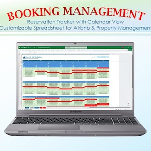 Könnte beinhalten: Ein silberner Samsung-Laptop, der eine Buchungsverwaltungs-Tabelle mit Kalenderansicht anzeigt. Der Bildschirm zeigt Zeilen mit farbcodierten Reservierungsdaten für Airbnb und Immobilienverwaltung sowie Textüberschriften im oberen Bereich.