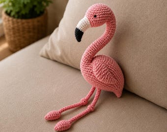 Schema PDF per realizzare un fenicottero amigurumi all'uncinetto, tutorial per un uccellino rosa all'uncinetto, schema per un animale tropicale all'uncinetto, giocattolo fenicottero fatto a mano