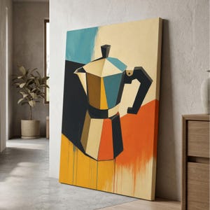 Pode incluir: Uma impressão em tela retangular apresentando uma ilustração geométrica estilizada de uma cafeteira moka. A cafeteira é renderizada em tons de azul-petróleo, marrom, amarelo e laranja, sobre um fundo de blocos de cores abstratos e gotas verticais.