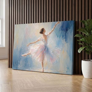 以下が含まれることがあります： 流れるようなチュチュを身にまとったバレエダンサーの油絵が描かれた長方形のキャンバスプリント。青、白、淡いピンクの筆致による質感のある背景を前に、優雅なポーズをとるダンサーが表現されています。