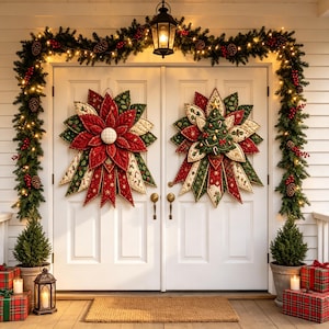 Puede incluir: Puertas dobles blancas decoradas con dos grandes adornos de tela acolchada con patrones de flores de pascua y árboles de Navidad en rojo y verde. Una guirnalda de pino iluminada con piñas y bayas rojas enmarca la entrada, con faroles y regalos debajo.