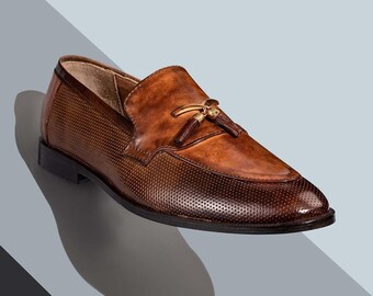 Handgjorda bruna läderloafers med tofsar: Herrmockasiner