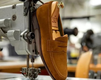 Handgefertigte Herren Penny Loafers in Hellbraunem Wildleder - Carmina Schnürer exklusive Lederschuhe