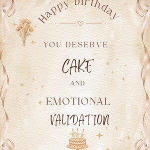 Op de afbeelding: Verjaardagskaart met een vintage esthetiek. De tekst luidt: "Gefeliciteerd, je verdient taart en emotionele validatie." De kaart heeft een taartillustratie, bloemaccenten en lintdetails in zachte, gedempte tinten.