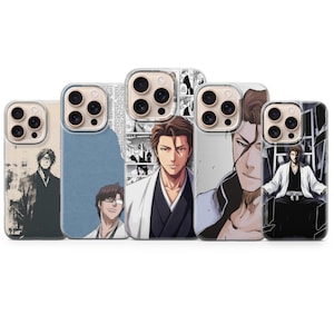 Op de afbeelding: Vijf smartphonehoesjes met diverse illustraties van een mannelijk anime-personage met bruin haar, gekleed in een wit en zwart outfit. De ontwerpen bevatten manga-stijl panelen, een effen blauwe achtergrond en een personage op een troon.