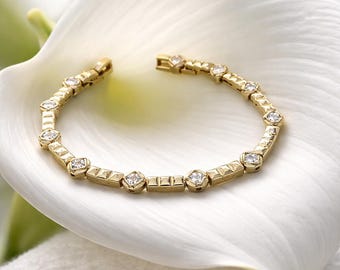 Gold-plated bracelet featuring sparkling diamond shapes