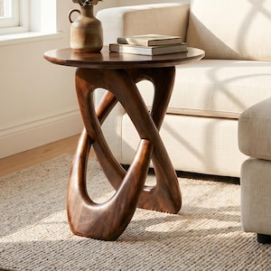 Mesita auxiliar redonda de madera de mango hecha a mano con base escultural retorcida. Pequeño detalle decorativo para mesita de noche.