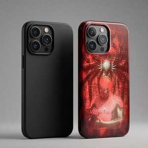 Puede incluir: Dos fundas para teléfono. Una es negra lisa, la otra presenta un gráfico de Spider-Man rojo y negro. Ambas fundas tienen un conjunto de cámaras en la parte superior izquierda. La funda de Spider-Man tiene un acabado brillante.