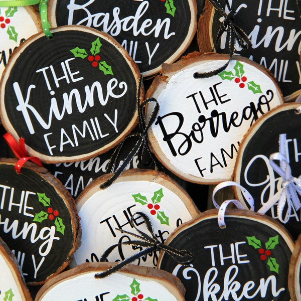 Adorno personalizado de rodaja de madera • Nombre de la familia pintado a mano
