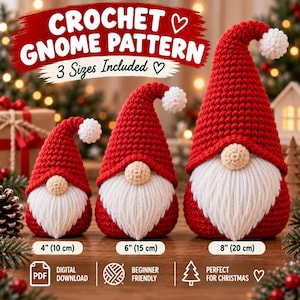 Peut inclure: Trois gnomes au crochet avec des bonnets rouges pointus, des pompons blancs et des barbes en laine blanche. Le texte indique CROCHET GNOME PATTERN 3 Sizes Included. Des étiquettes précisent les hauteurs de 10 cm, 15 cm et 20 cm.
