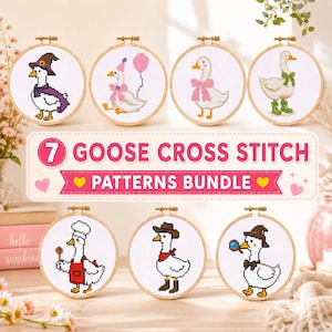 Pode incluir: Sete bastidores de bordado circulares de madeira com padrões de ponto cruz de gansos brancos em várias roupas, incluindo uma bruxa, um convidado de festa, um chef e um cowboy. Um sinal central exibe 7 GOOSE CROSS STITCH PATTERNS BUNDLE.