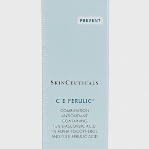 Op de afbeelding: Lichtblauwe huidverzorgingsproductdoos met het woord "PREVENT" bovenaan. De doos bevat "CE FERULIC" en de ingredi&euml;nten: 15% L-ASCORBINEZUUR, 1% ALFA-TOCOFEROL en 0,5% FERULZUUR. Bevat 30 ml.