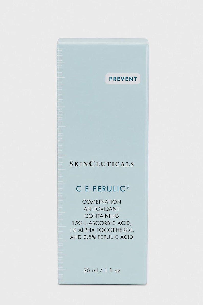 Op de afbeelding: Lichtblauwe huidverzorgingsproductdoos met het woord "PREVENT" bovenaan. De doos bevat "CE FERULIC" en de ingredi&euml;nten: 15% L-ASCORBINEZUUR, 1% ALFA-TOCOFEROL en 0,5% FERULZUUR. Bevat 30 ml.