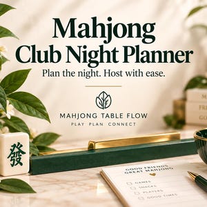 Peut inclure: Un planificateur de soirée Mahjong avec le texte Mahjong Club Night Planner, Plan the night. Host with ease. Mahjong Table Flow, Play Plan Connect. Il comprend une tuile de Mahjong, un support vert et doré, un bloc-notes avec le texte Good Friends Great Mahjong et un stylo.