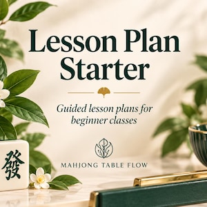 Puede incluir: Una ficha de Mahjong con un carácter verde, un cuenco verde oscuro con borde dorado y hojas verdes. El texto dice: Lesson Plan Starter, Guided lesson plans for beginner classes y Mahjong Table Flow con un icono de hoja y planta.