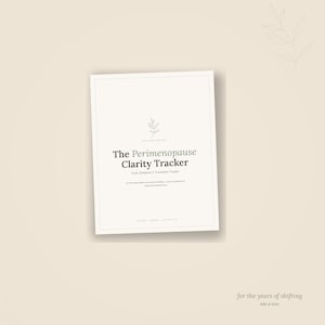 Könnte beinhalten: Ein weißes rechteckiges Dokument mit dem Titel The Perimenopause Clarity Tracker und dem Untertitel Cycle, Symptom & Transition Tracker. Es zeigt oben eine kleine Strichzeichnung eines Blattes und Text über den Körper auf beigem Grund.