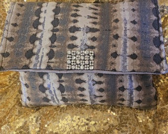 Grau, Silber und Beige Clutch Geldbörse mit Brosche auf der Vorderseite