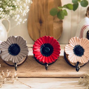 Portasciugamani da parete a forma di papavero rosso – Fiore in argilla autoindurente dipinto a mano – Decorazione rustica per la cucina