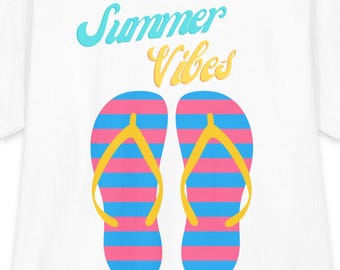 Camiseta con estampado de chanclas "Summer Vibes" / Sandalias de playa a rayas
