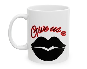 Diseño de crop top, taza de viaje y taza de café "Give Us A Kiss"
