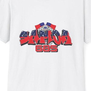 Peut inclure: Un t-shirt blanc à manches courtes avec un motif sur la poitrine. Le graphisme affiche le mot SAMOA en lettres rouges avec un remplissage bleu et blanc étoilé, surmonté de deux petits drapeaux samoans et du nombre 685 en rouge en dessous.