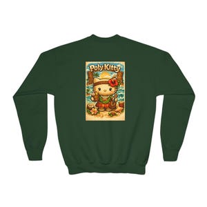 Peut inclure: Un sweat-shirt à manches longues vert foncé avec une impression graphique rectangulaire au centre. Le motif représente un chat de dessin animé portant un collier de fleurs et une jupe en paille, tenant un ukulélé, avec le texte Poly Kitty.