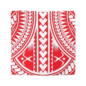 Peut inclure: Un textile carré en tissu arborant un motif tribal audacieux d'inspiration polynésienne en rouge et blanc. Le design se compose d'une colonne centrale verticale de chevrons blancs flanquée de bandes courbes symétriques et de motifs géométriques.