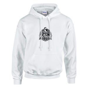 Peut inclure: Un sweat-shirt à capuche blanc à manches longues avec un motif noir sur la poitrine. Le motif représente une silhouette musclée avec des tatouages de style tribal dans un cadre circulaire, avec le texte POLYBUILT DIFFERENT imprimé en dessous.
