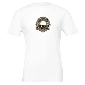 Peut inclure: Un t-shirt blanc à manches courtes avec un motif graphique centré. Le graphisme est un emblème circulaire beige et noir aux motifs complexes, avec le texte POLYBUILT DIFFERENT imprimé en lettres capitales grasses au centre.