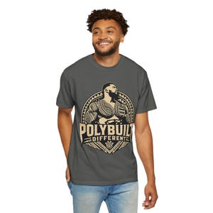 T-shirt graphique PolyBuilt Different Warrior | T-shirt polynésien Culture Samoa Pacific Urban Streetwear 685