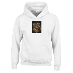 Peut inclure: Un sweat-shirt à capuche blanc avec un motif rectangulaire central sur la poitrine. Le motif présente un fond noir avec du texte doré indiquant "POLY KIDS" et "BUILT DIFFERENT" entourant une illustration de trois personnages.