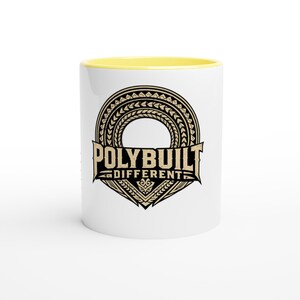 Peut inclure: Un mug en céramique blanche avec un bord intérieur jaune. L'avant présente un motif circulaire noir et beige avec des formes géométriques et le texte POLYBUILT DIFFERENT écrit dans une police grasse et stylisée au centre.