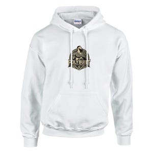 Peut inclure: Un sweat-shirt à capuche blanc arborant un motif central représentant une personne avec des tatouages de style tribal. Le logo inclut le texte POLYBUILT DIFFERENT dans des tons beige et noir, au sein d'un emblème circulaire décoré.