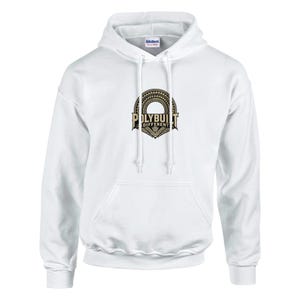 Peut inclure: Un sweat-shirt à capuche blanc à manches longues avec une poche kangourou frontale et un cordon de serrage. Au centre de la poitrine se trouve un logo graphique noir et doré avec un motif tribal circulaire et le texte POLYBUILT DIFFERENT.