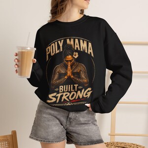 Sweat-shirt Poly Mama Built Strong | Pull à col rond Polynesian Pride