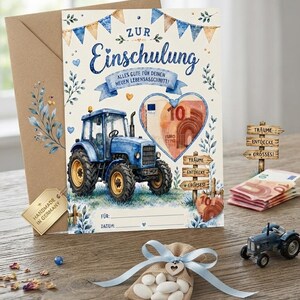 Puede incluir: Una tarjeta de felicitación para la entrada al colegio con una ilustración de un tractor azul, un recorte en forma de corazón para un billete de 10 euros, banderines azules y el texto Zur Einschulung, Alles Gute für deinen neuen Lebensabschnitt.