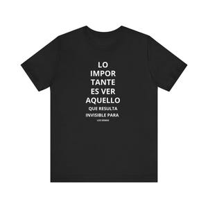 Remera unisex , con escritura . lo importante es ver aquello que resulta invisible para los demas. inspiradora.Reflexiva y original
